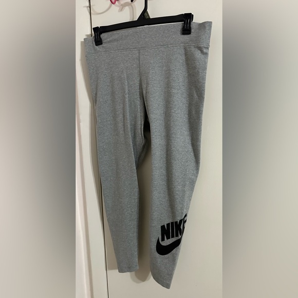 Nike Sportswear Classics Women's High-Waisted Graphic Leggings Plus Size - Picture 1 of 3